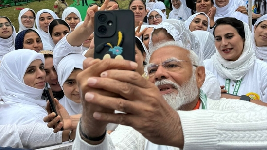 Posting pictures on X, Modi wrote, “Post Yoga selfies in Srinagar! Unparalleled vibrancy here, at the Dal Lake.”(X/Narendra Modi)