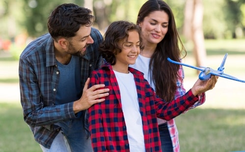 Building a respectful connection between parents and teenagers involves effective communication and trust.(Freepik)