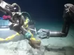 Eerie video shows robot arms salvaging wreck of sunken sub (U.S. Coast Guard)